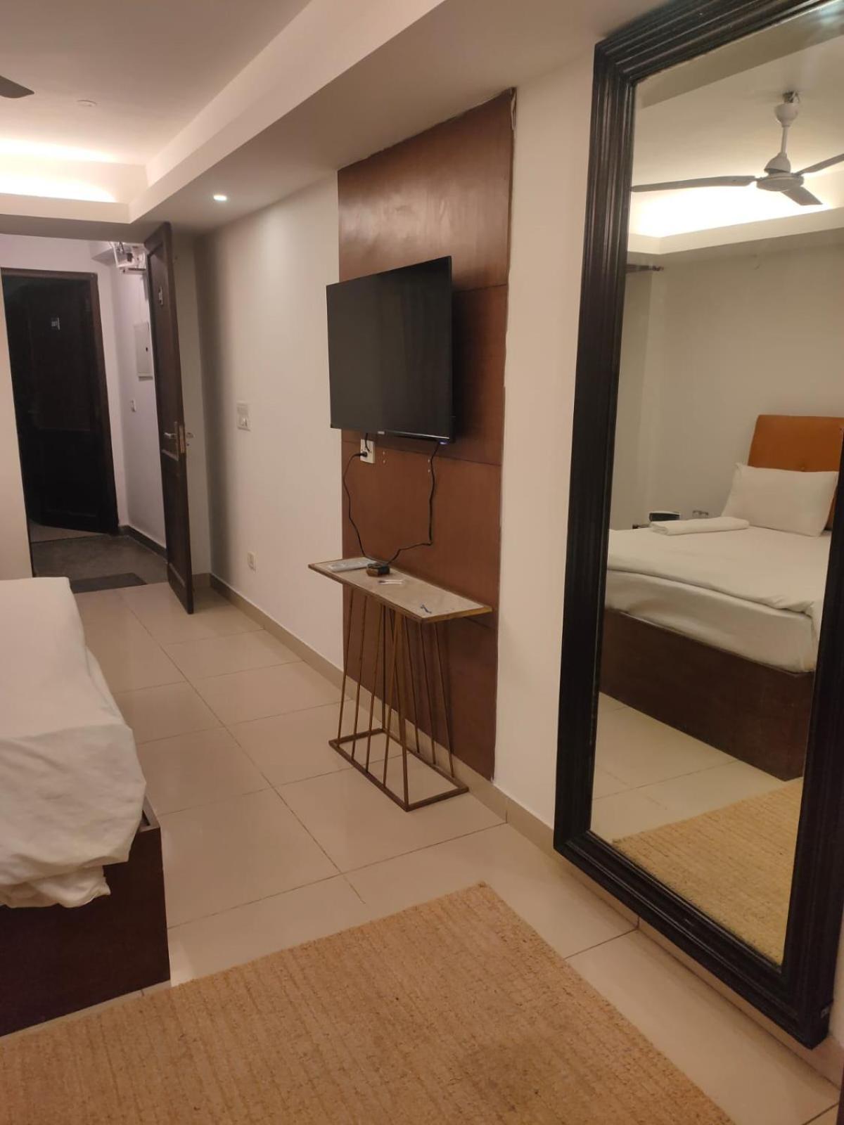 Hotel Blueberry New Delhi Buitenkant foto