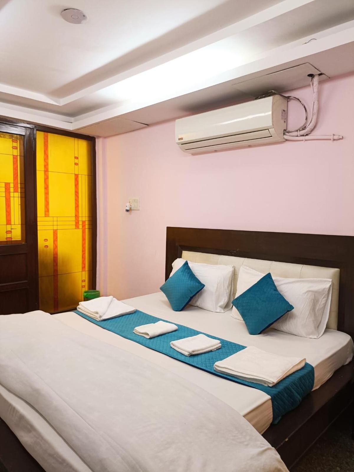 Hotel Blueberry New Delhi Buitenkant foto